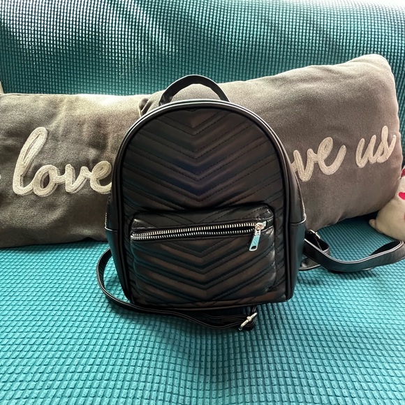 H&M mini backpack in black with adjustable straps - Picture 1 of 5